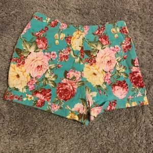 Floral printed short shorts!